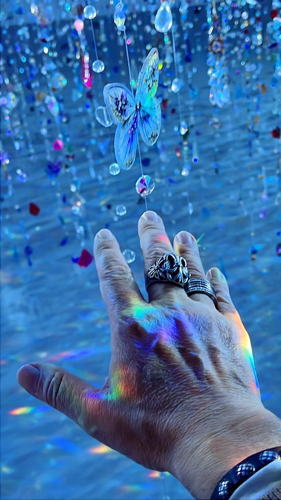 《彼岸、此岸》 在蜷川實花的沈浸式繁花中,我靜下來——生與死的凝望 《彼岸、此岸》 在蜷川實花的沈浸式繁花中,我靜下來——生與死的凝望