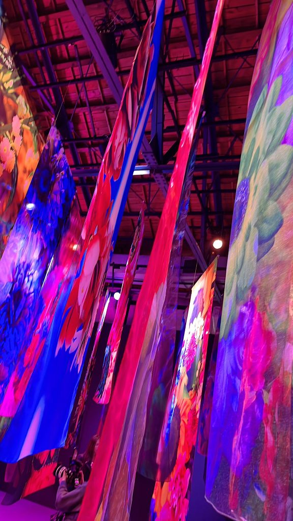 《彼岸、此岸》 在蜷川實花的沈浸式繁花中,我靜下來——生與死的凝望 《彼岸、此岸》 在蜷川實花的沈浸式繁花中,我靜下來——生與死的凝望