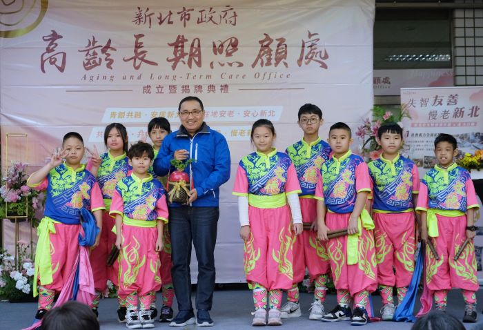 在最熟悉的地方安心變老 新北市高齡長期照顧處揭牌 42 《圖說》侯友宜與開場表演文德國小戰鼓隊合影。〈衛生局提供〉