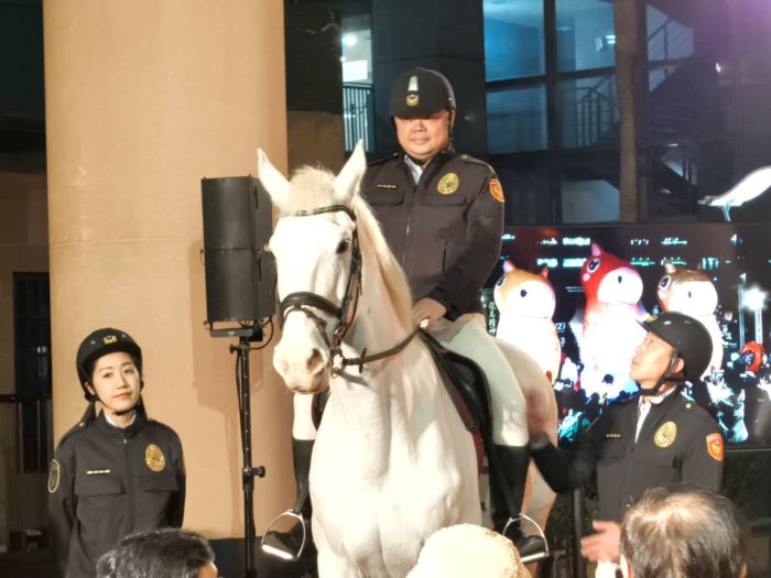 馬驫奔騰祈新年 新北平溪天燈節2/27首登場 20 《圖說》記者會現場氣勢磅礡的巨型天燈搭配新北市騎警隊駿馬。〈記者葉柏成攝〉