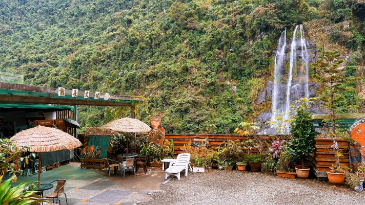 山海風景融合書墨香氣 新北揮毫送福賀馬年 7 《圖說》烏來風景區有溫泉、瀑布和泰雅族文化,春節假期不妨來趟身心舒暢的山林療癒之旅,還能逛老街、搭台車,感受大自然的療癒與原民風情。〈觀旅局提供〉