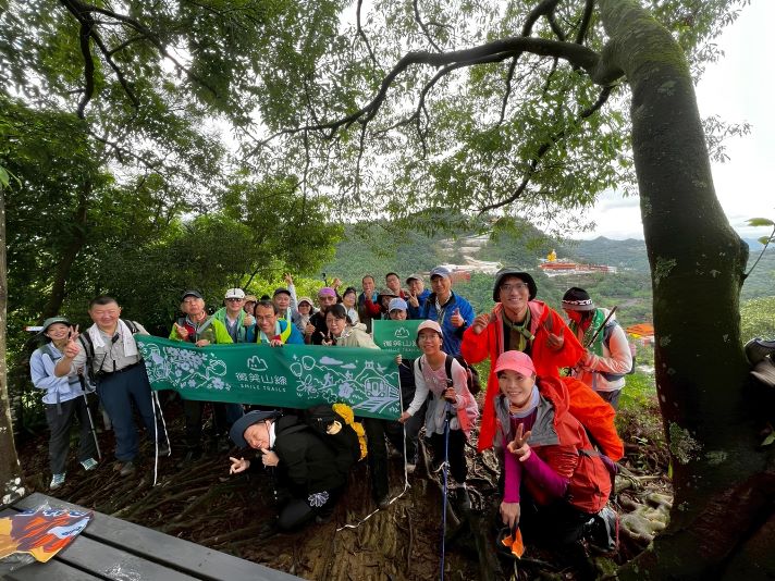 近郊登山迎春節 新北微笑山線邀挑戰完登 32 《圖說》漫步微笑山線,可眺望烘爐地南山福德宮。〈觀旅局提供〉