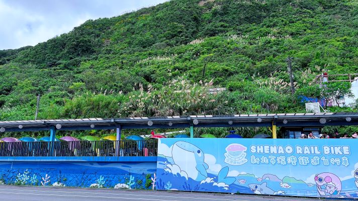 山海風景融合書墨香氣 新北揮毫送福賀馬年 8 《圖說》新北市青春山海線「深澳鐵道自行車」是全台唯一可同時欣賞山海美景的鐵道自行車道。〈觀旅局提供〉