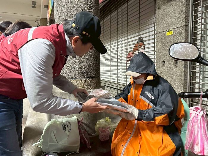 強烈冷氣團來襲 新北啟動低溫關懷夜訪露宿街友 4 《圖說》副市長朱惕之率市府團隊訪視街友,並致贈禦寒衣物。〈社會局提供〉
