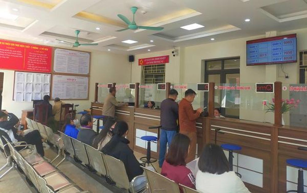 越南清化省三丘社試行政務機器人下沉村莊 越南清化省三丘社行政服務中心近日導入智慧政務設備,民眾在櫃台辦理土地等行政業務時,可透過取號看板與前台引導系統縮短等候時間;此案例被越南媒體視為 AI 應用下沉至村級基層治理的試點之一。圖片翻攝自 baomoi.com