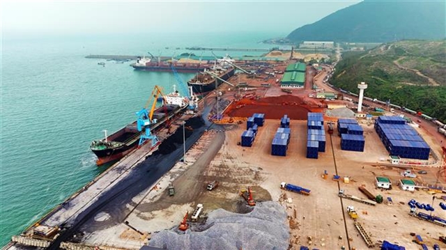 越南要求各省對齊二六年百分之十成長目標 越南政府要求各省市在 2026 年對齊「至少 10%」的經濟成長目標,並以交通與港口等大型基礎建設作為帶動投資與物流效率的關鍵支撐。圖為越南一處港區作業景象。圖片翻攝自 vietnamnews.vn