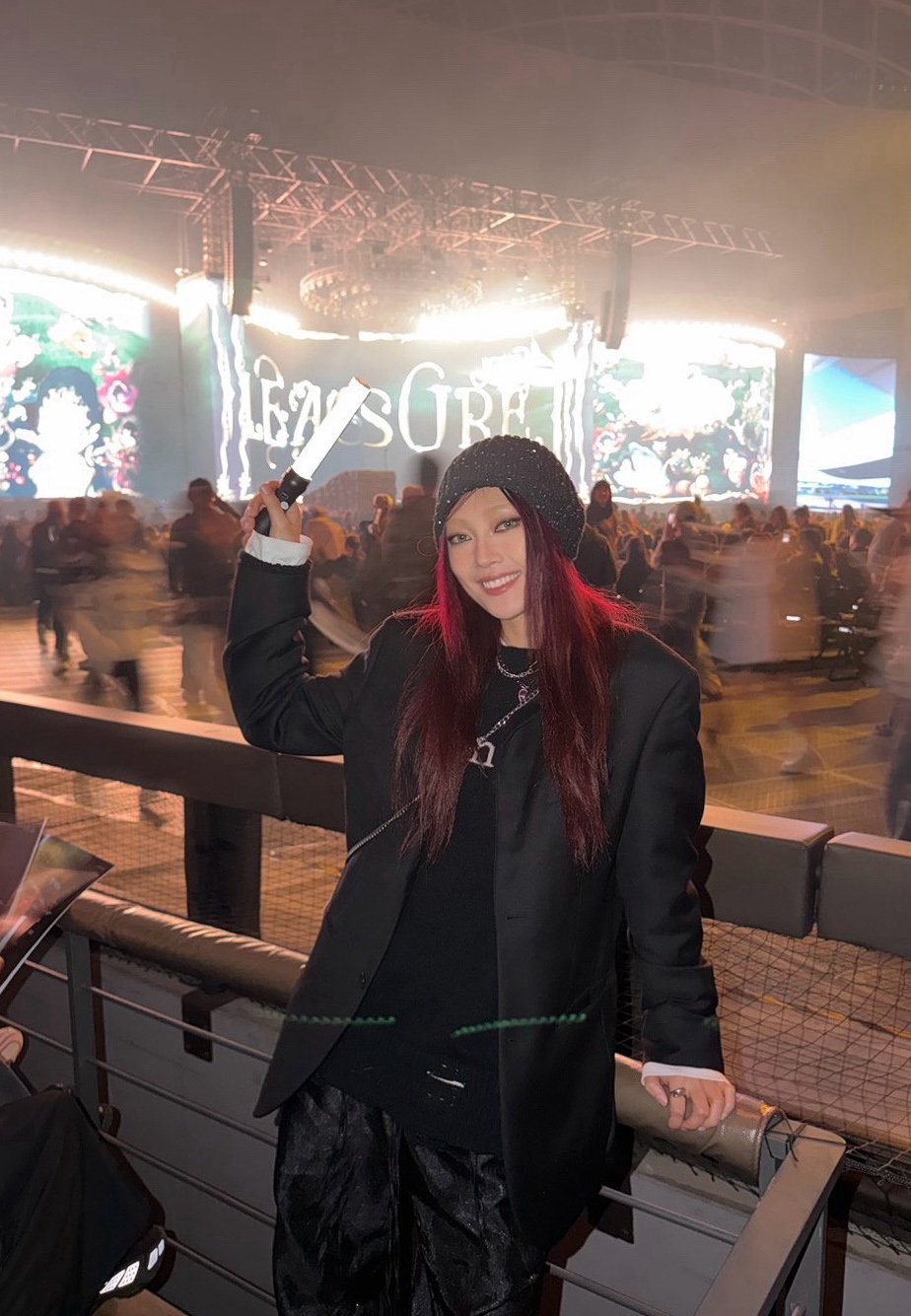 琟娜 VERNA 東跨率先登場 跪地滑行舞蹈太賣力 膝蓋掛彩破皮流血 琟娜 VERNA 東跨率先登場 跪地滑行舞蹈太賣力 膝蓋掛彩破皮流血