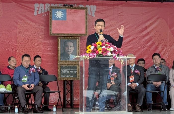 土城區農會慶祝農民節 年貨大街爆人潮 36 《圖說》土城區農會農民節慶祝大會,市府副秘書長張其強到場感謝農友一年來的辛勞與付出。〈農業局提供〉