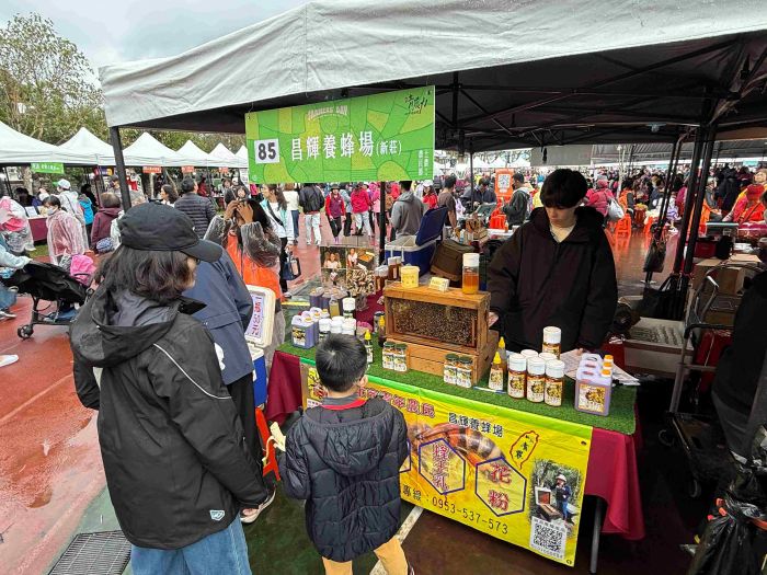 土城區農會慶祝農民節 年貨大街爆人潮 38 《圖說》土城區農會年貨大街也由新北青農出席展售各式新北優質農特產品。〈農業局提供〉
