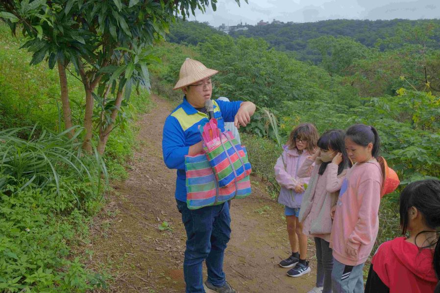 推動校園食農資源 新北農教融入十二年課綱 33 《圖說》淡水樹林口農場結合茶園復育與循環農法,讓參與者體驗農業生產、生態保育與飲食之間的關係。〈農業局提供〉