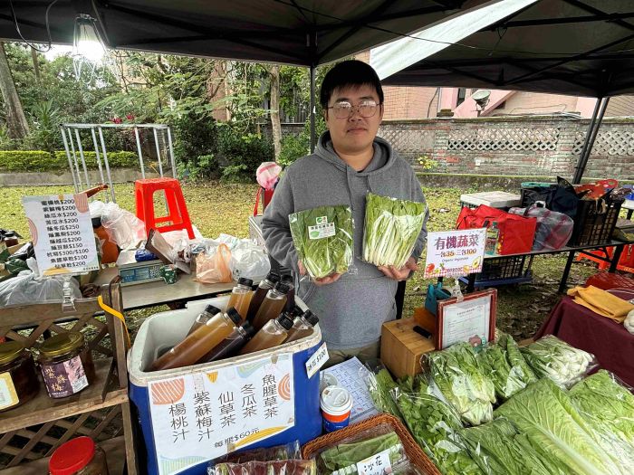 土城區農會慶祝農民節 年貨大街爆人潮 37 《圖說》青農邱奕豪榮獲「四健推廣教育有功人員獎」,與父親共同經營「輝要有機菜園」藉由帶領小朋友走進菜園,體驗食農教育。〈農業局提供〉