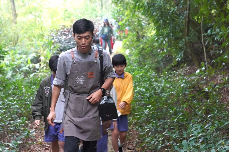 推動校園食農資源 新北農教融入十二年課綱 32 《圖說》阿三哥農莊以茶園及農地復育為核心,引導學生認識作物生產與飲食文化。〈農業局提供〉