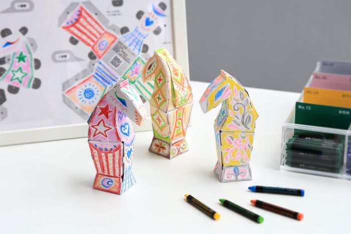 跨界藝術翻轉文化色彩 陶博館「感動馬」聯展繽紛迎新年 66 《圖說》展期間假日推出「立體紙馬彩繪活動」,限量開放民眾完成任務即能免費索取「小感動馬」紙模型。〈陶博館提供〉