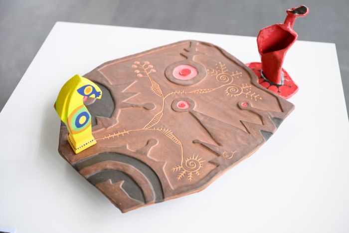 跨界藝術翻轉文化色彩 陶博館「感動馬」聯展繽紛迎新年 64 《圖說》排灣族藝術家伊誕.巴瓦瓦隆以大地作為棋盤、小馬化為棋子,首次發表陶藝作品《MACAQU》。〈陶博館提供〉