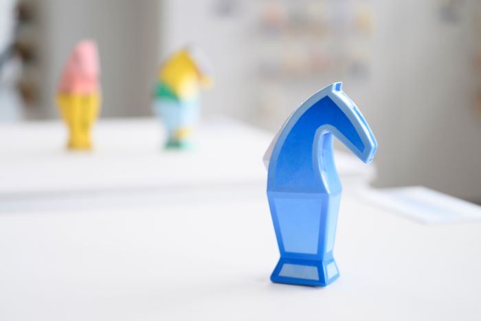 跨界藝術翻轉文化色彩 陶博館「感動馬」聯展繽紛迎新年 65 《圖說》李承道《藍色的馬克》,揉合新北市在地文化特色之三峽藍染、青花瓷等各種「藍」色創作,帶點未來感與趣味性。〈陶博館提供〉