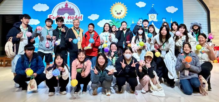 靈鷲山沉浸式學習點亮利他行動 啟動青年向陽力量 42 《圖說》參加「2026靈鷲山向陽而生成長營」的隊輔、學員開心合影。〈靈鷲山佛教教團提供〉