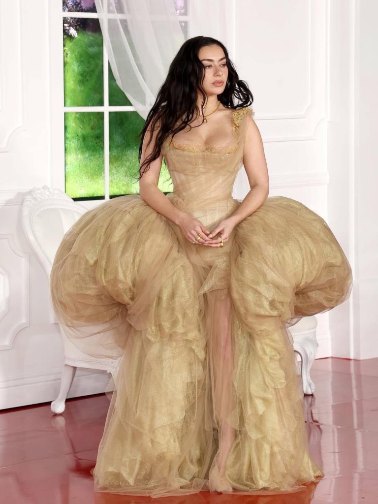 Charli xcx 攜手 George Daniel 現身 《The Moment》首映致敬《咆哮山莊》 Charli xcx 攜手 George Daniel 現身 《The Moment》首映致敬《咆哮山莊》