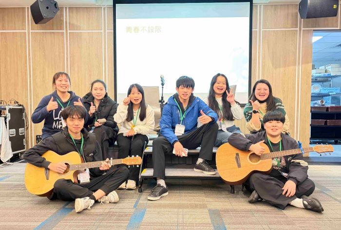 靈鷲山沉浸式學習點亮利他行動 啟動青年向陽力量 43 《圖說》「心光晚宴同學會」上,學員展現才藝。〈靈鷲山佛教教團提供〉