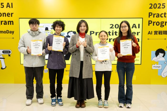 實戰培訓展成果 新北首屆「AI實戰職涯營Demo Day」頒MVP獎 8 《圖說》新北市青年局長頒發結業證書,肯定學員完成3個月AI實戰培訓。〈青年局提供〉