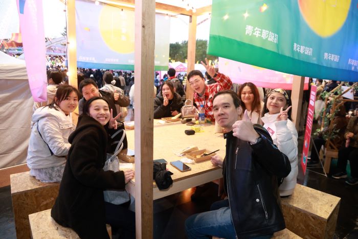 情人節離線來電 新北「府中戀舞宮」2月登場 18 《圖說》陌生餐桌搭配有趣的提問卡,跟新朋友有更多的互動。〈青年局提供〉