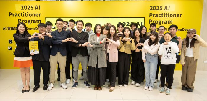 實戰培訓展成果 新北首屆「AI實戰職涯營Demo Day」頒MVP獎 7 《圖說》新北市青年局首屆「AI實戰職涯營 Demo Day」圓滿落幕,20位學員與產業評審合影,展現青年AI實作成果。〈青年局提供〉