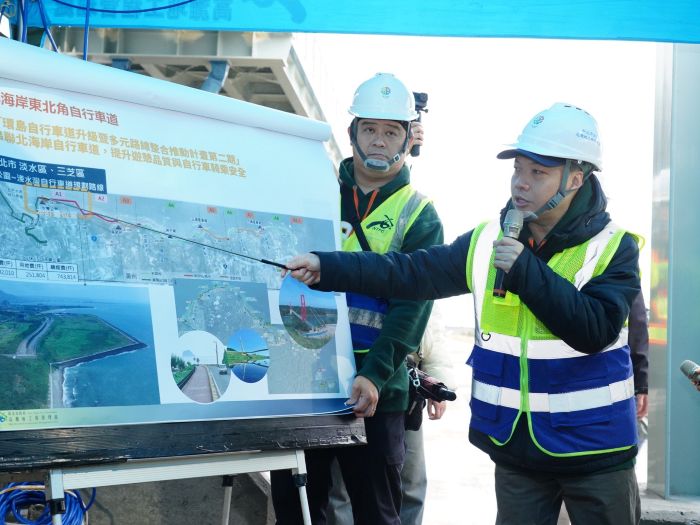 視察觀海自行車道 侯:打造全國第一無限海景騎乘路線 44 《圖說》高灘處長黃裕斌說明工程以海天一線進行淨寬3公尺之堤頂自行車道建置。〈高灘處提供〉