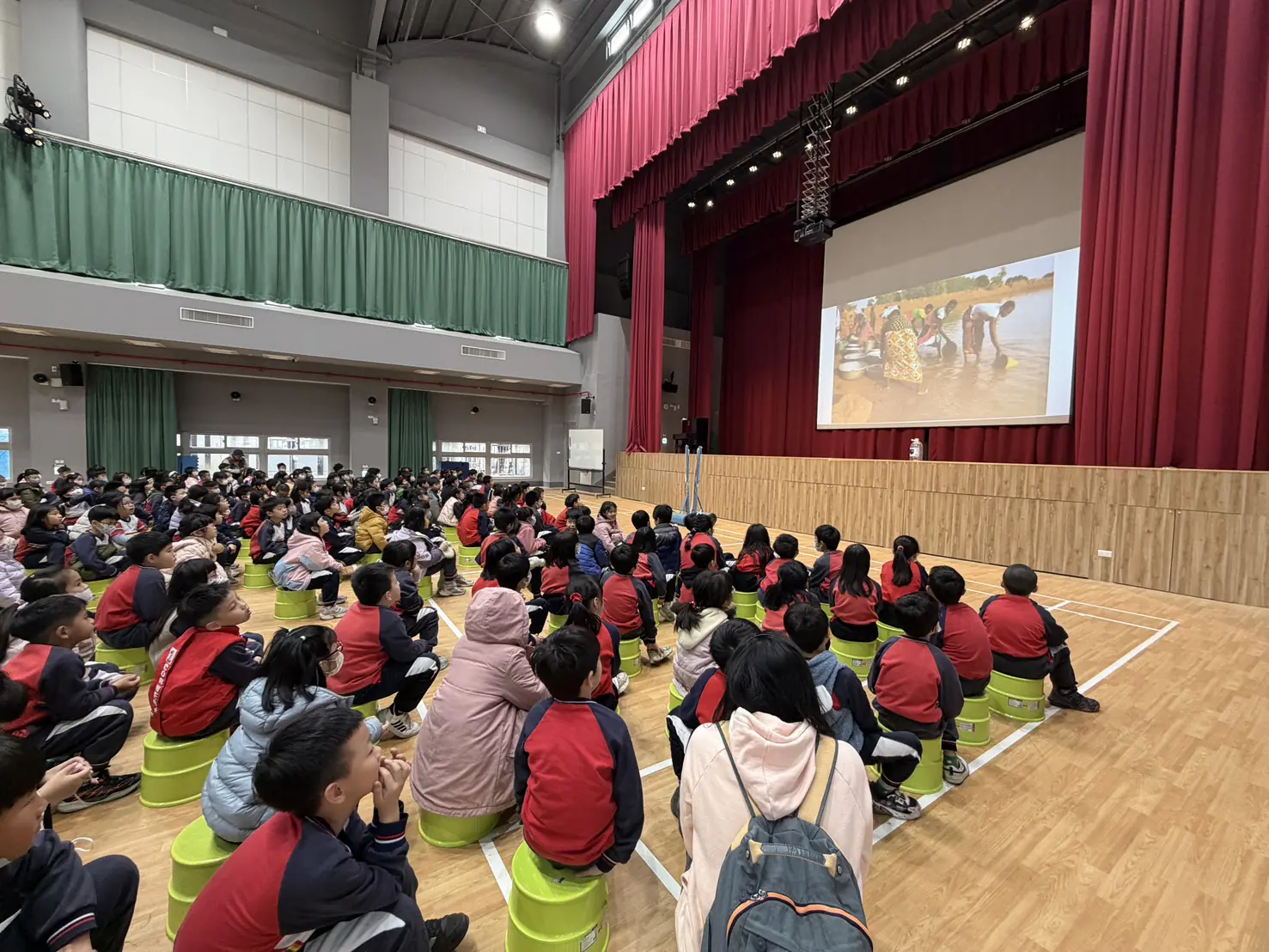 熱鬧破表！愛水ㄅㄨㄅㄨ車駛入校園　千名學生跟著故事學愛水