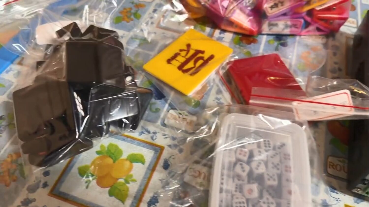 卡拉OK掩護天九牌賭場 中壢警夜襲28人全數到案 警方於賭場查扣賭資新臺幣近7萬元、天九牌、限注卡、骰子、監視器主機等相關賭具。(記者翻攝)