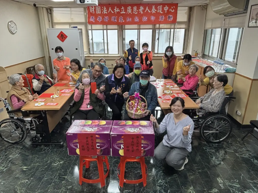 新北社會局長李美珍慰訪廣恩養護、約納家園 長輩回贈柿柿如意春聯 監護兒邀嗑火鍋 新北社會局長李美珍慰訪廣恩養護、約納家園 長輩回贈柿柿如意春聯 監護兒邀嗑火鍋