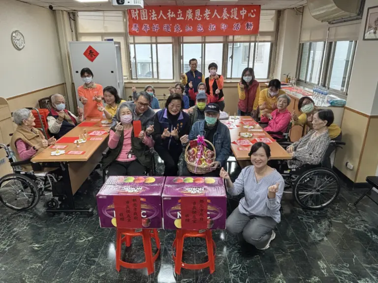 新北社會局長李美珍慰訪廣恩養護、約納家園　長輩回贈柿柿如意春聯　監護兒邀嗑火鍋