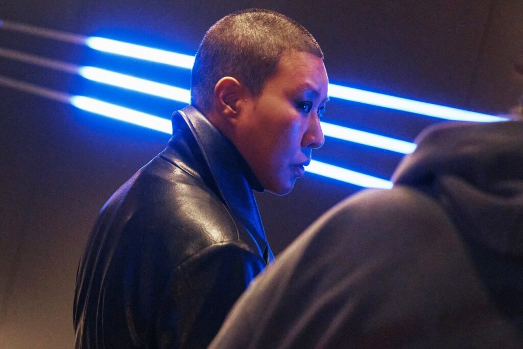 YooA首登大銀幕爆粗口 韓流女神破格轉型掀話題 10 002%E6%9C%AB%E8%B7%AF%E9%9B%99%E5%AC%8C%E5%8A%87%E7%85%A7 %E9%84%AD%E8%8B%B1%E7%8F%A0%E7%89%B9%E5%88%A5%E5%9C%A8%E7%89%87%E4%B8%AD%E5%89%83%E9%AB%AE%E6%BC%94%E5%87%BA%E5%A4%A7%E5%8F%8D%E6%B4%BE%E8%A7%92%E8%89%B2%E7%9A%84%E5%B7%A6%E5%8F%B3%E6%89%8B 1024x683 1