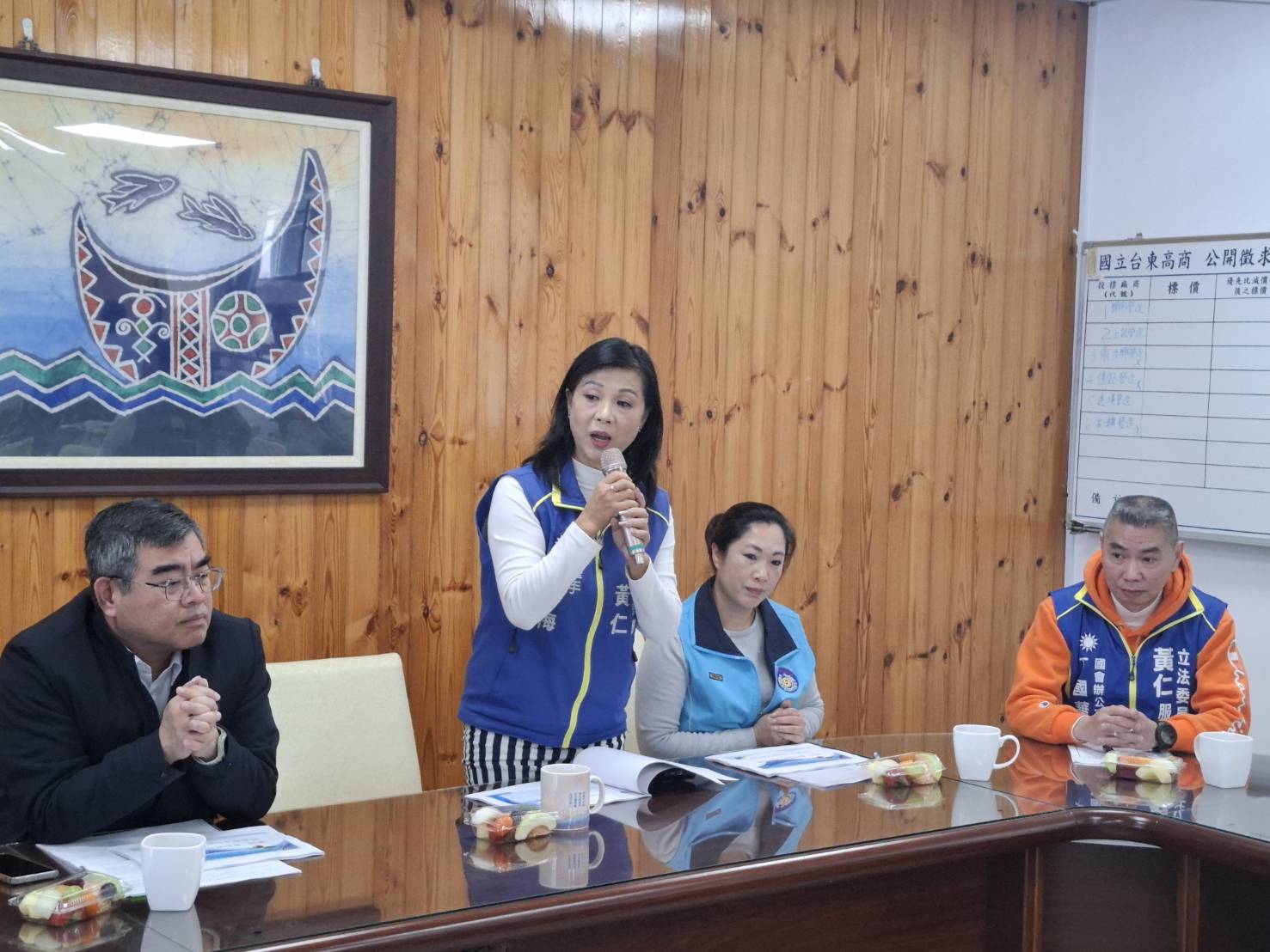 台東「校園修繕」啟動!黃仁夫人率隊會勘4校 國教署初估補助逾1億元 黃仁夫人王春梅一行抵卑南國中主要會勘操場排水與跑道整建、活動中心防水防漏及學生大樓屋頂隔熱工程。(圖/記者翻攝)