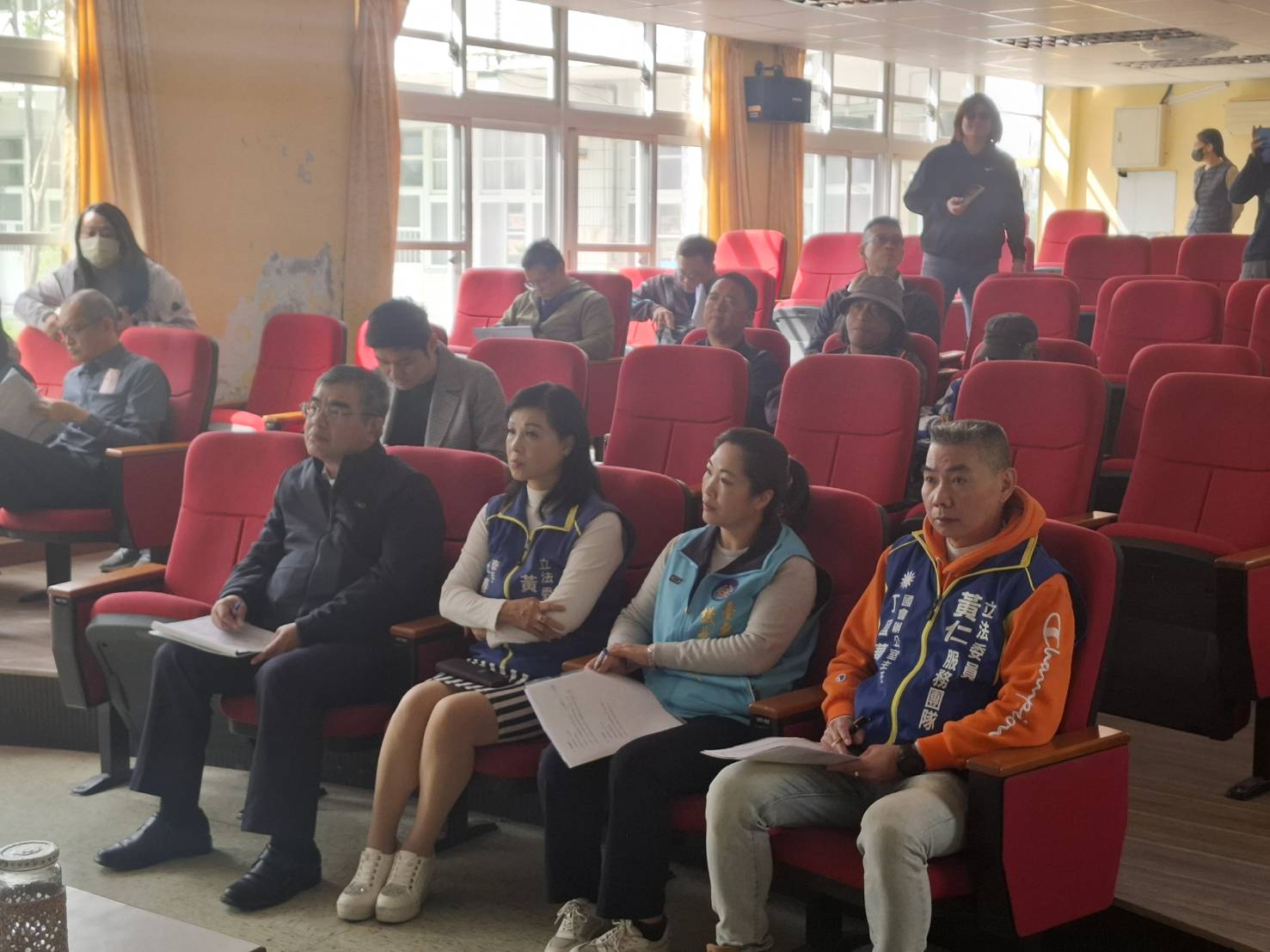 台東「校園修繕」啟動!黃仁夫人率隊會勘4校 國教署初估補助逾1億元 黃仁夫人王春梅(右前3)偕同台東縣議長吳秀華(右前2)及黃仁國會辦公室主任丁國華等人在台東高中聽取簡報說明。(圖/記者翻攝)