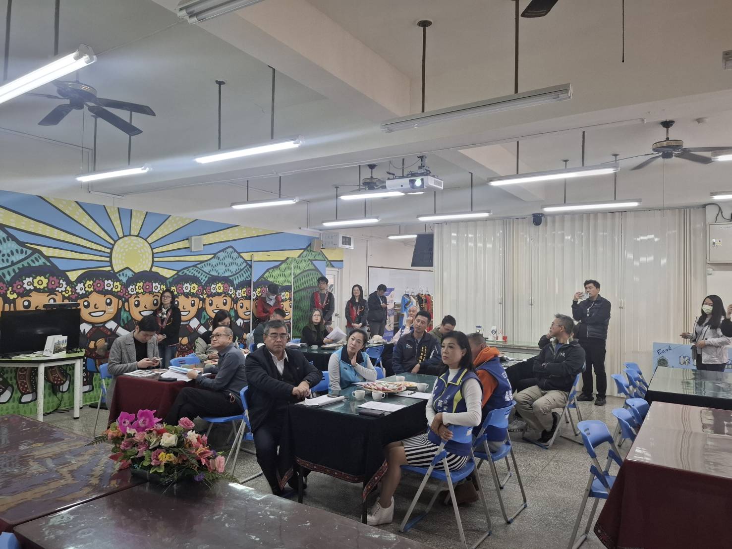 台東「校園修繕」啟動!黃仁夫人率隊會勘4校 國教署初估補助逾1億元 黃仁夫人王春梅一行在知本國中聽取簡報,了解該校運動場排水、PU跑道建置等修繕需求。(圖/記者翻攝)