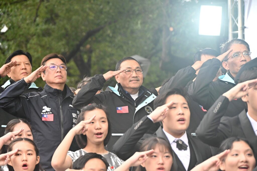 新北市115年元旦升旗暨健走 侯友宜與民眾以正能量歌聲迎接新年 新北市115年元旦升旗暨健走 侯友宜與民眾以正能量歌聲迎接新年