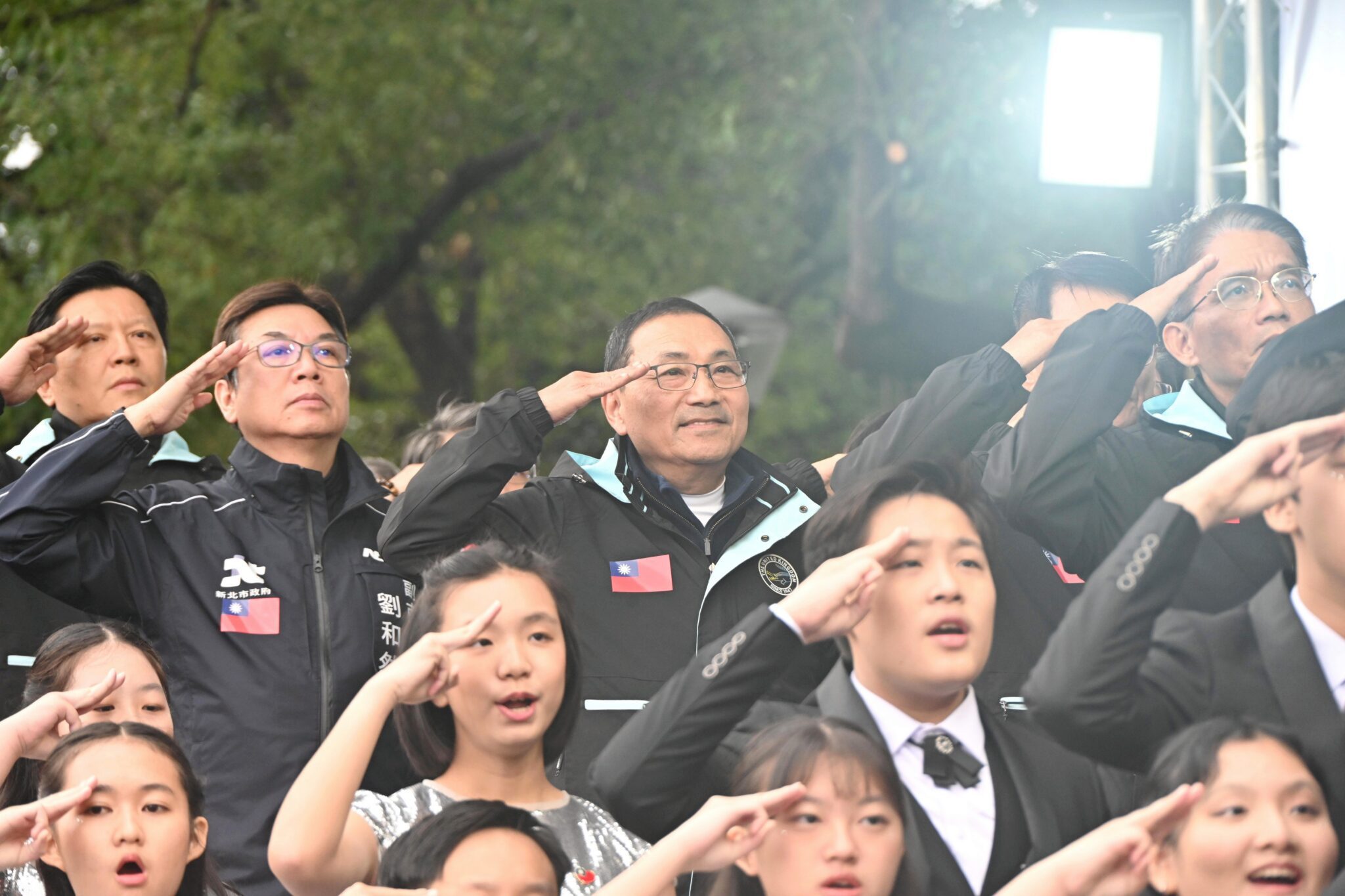 新北市115年元旦升旗暨健走 侯友宜與民眾以正能量歌聲迎接新年 新北市115年元旦升旗暨健走 侯友宜與民眾以正能量歌聲迎接新年