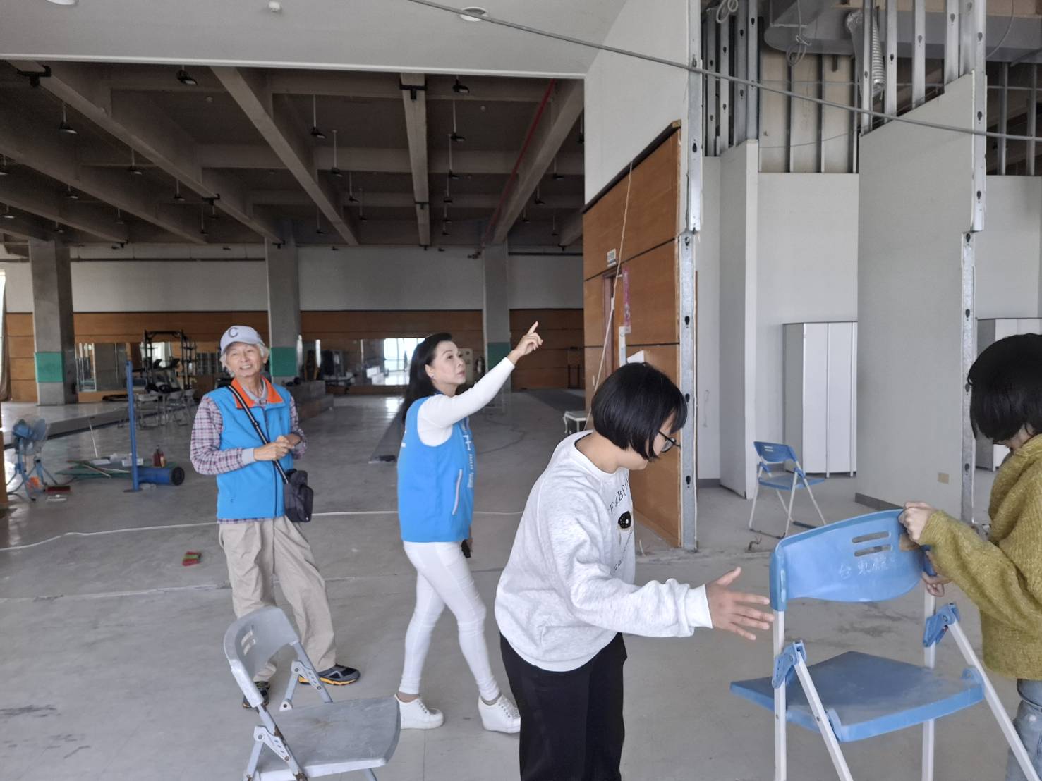 「東大體中」體育館震損嚴重安全堪虞 黃仁協調教育部核定1500萬修復經費 黃仁夫人王春梅會同國教署人員及專業委員一行,前往東大體中校園實地勘查。(記者翻攝)