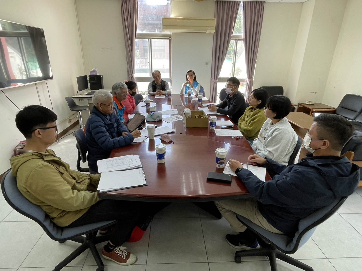 「東大體中」體育館震損嚴重安全堪虞 黃仁協調教育部核定1500萬修復經費 王春梅會同國教署人員及專業委員一行與東大體中校方人員開會。(記者翻攝)