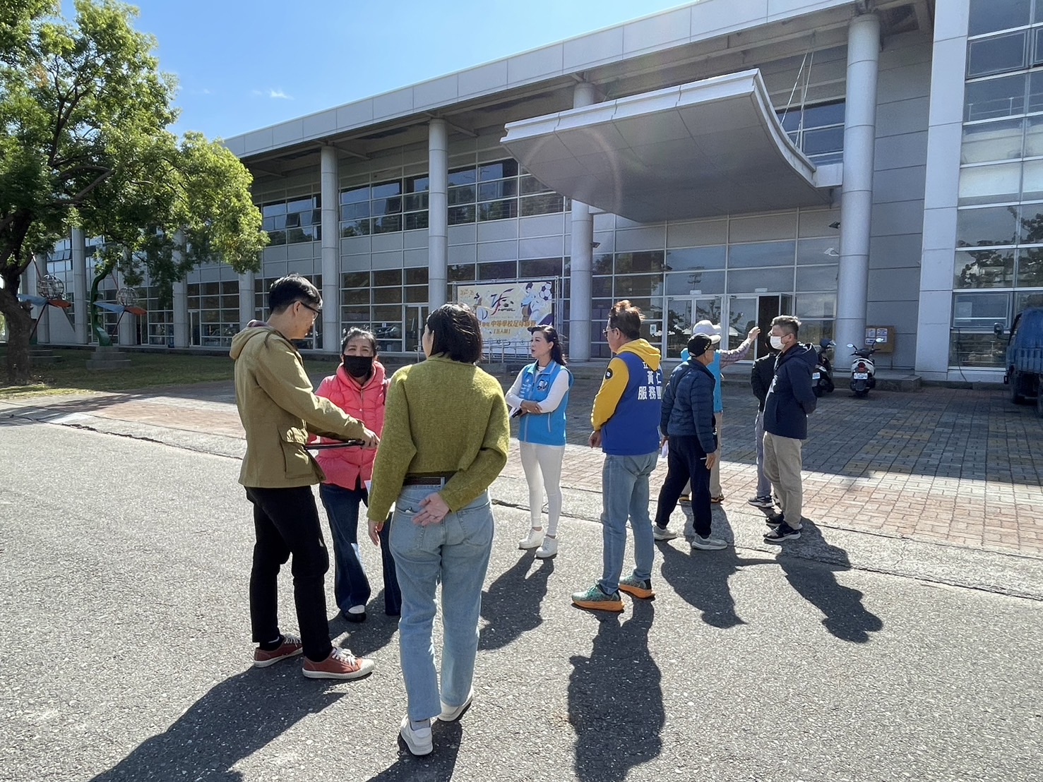 「東大體中」體育館震損嚴重安全堪虞 黃仁協調教育部核定1500萬修復經費 王春梅一行親赴東大體中校園。(記者翻攝)