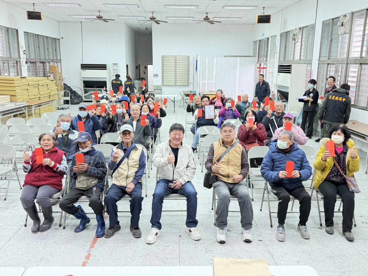 寒冬不孤單!張峻深入光復各村 為「獨居長者」送上年節溫暖 此次慰問行動共發放近300份慰問紅包,並同步準備民生物資,希望在寒冬與農曆春節前夕,為獨居長輩的生活增添實質支持與安心。(圖/記者 趙靜姸翻攝)