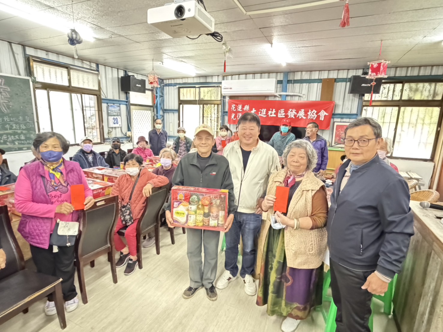 寒冬不孤單!張峻深入光復各村 為「獨居長者」送上年節溫暖 張峻(右三)強調,慰問紅包與物資的價值不在金額多寡,而在於傳遞關心與陪伴,期盼長輩能在寒冬中感受到溫度,安心準備過年,迎接一個有溫度、有笑容的好年。(圖/記者 趙靜姸翻攝)