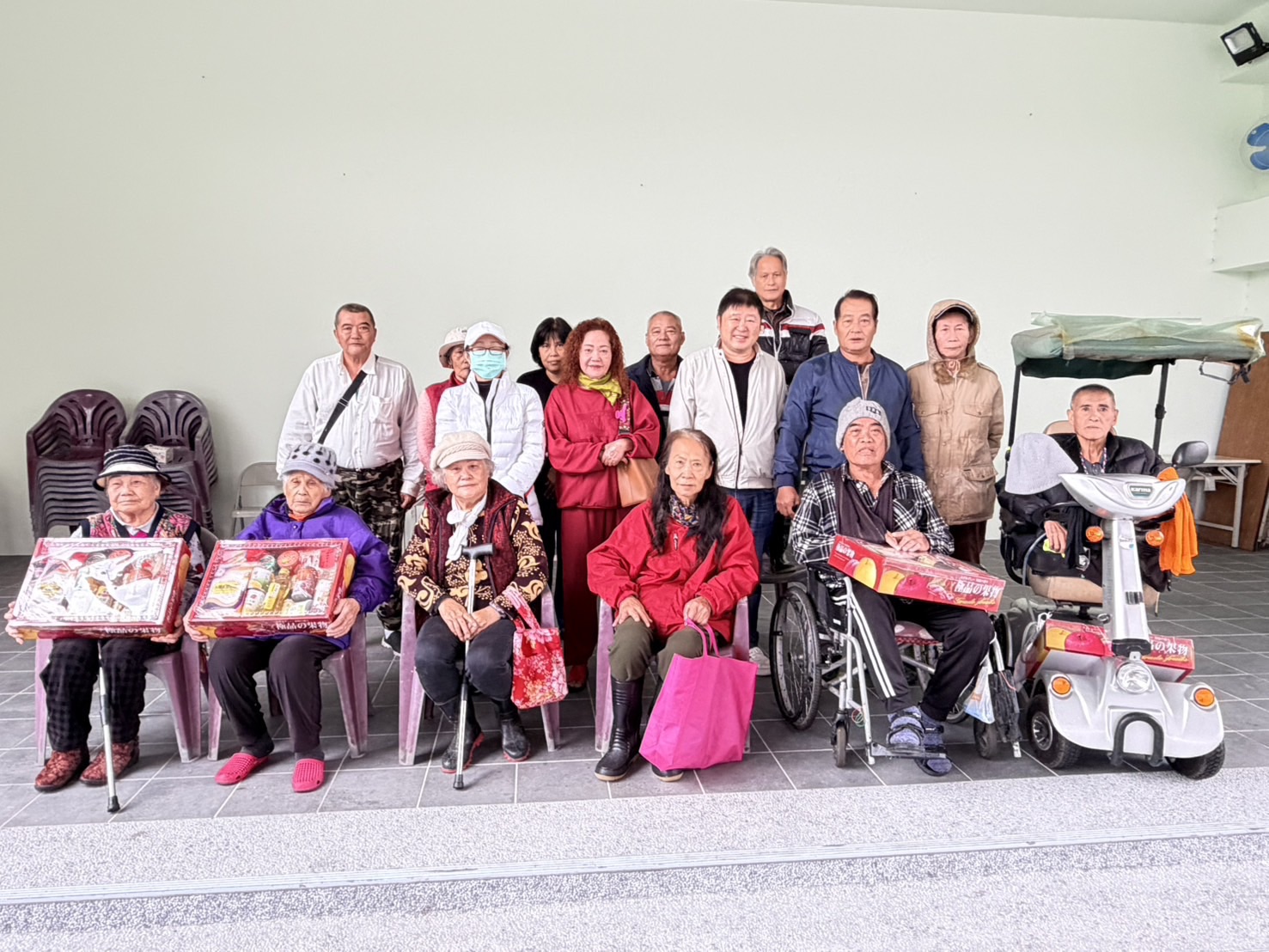 寒冬不孤單!張峻深入光復各村 為「獨居長者」送上年節溫暖 張峻(第二排中)今(20) 日前往光復地區各村,辦理獨居老人慰問金與物資發放作業,親自將關懷送到長輩身邊。(圖/記者 趙靜姸翻攝)