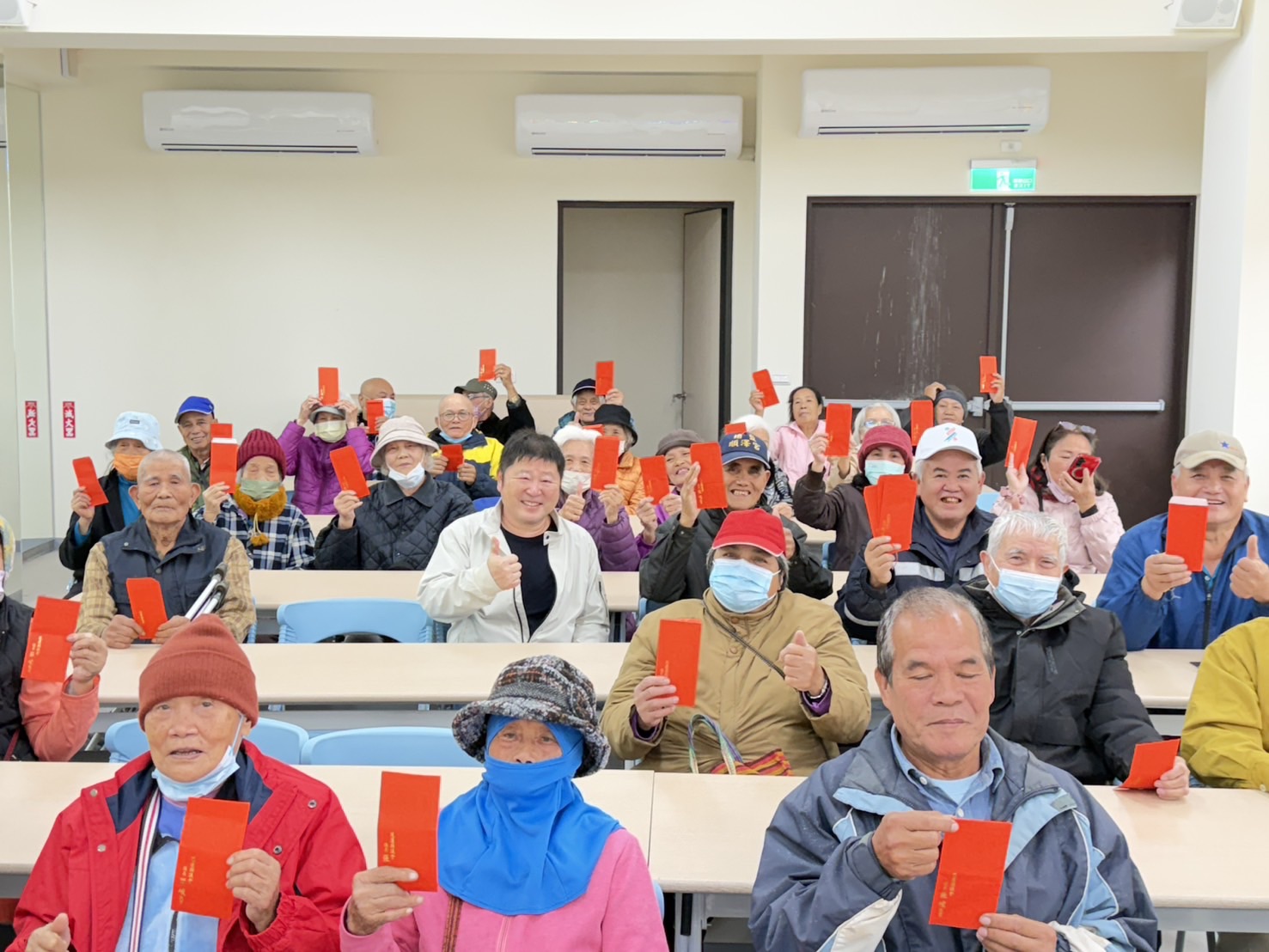寒冬不孤單!張峻深入光復各村 為「獨居長者」送上年節溫暖 張峻(著白外套者)最後祝福所有長輩與鄉親,在新的一年新年快樂、平安健康,在彼此的關心與陪伴中,迎接一個溫暖、安心的新年。(圖/記者 趙靜姸翻攝)