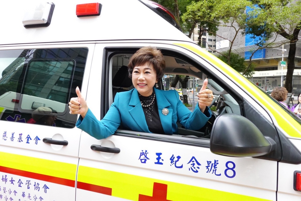 世華總會、啓玉基金會聯合捐贈高頂救護車 強化新北緊急救護量能 6 02%E4%B8%96%E8%8F%AF%E7%B8%BD%E6%9C%83%E9%95%B7%E6%9E%97%E6%B7%91%E6%95%8F%E8%88%87%E6%95%91%E8%AD%B7%E8%BB%8A%E5%90%88%E5%BD%B1