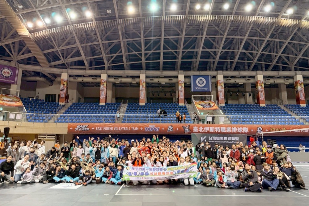 點亮偏鄉排球夢!俐富創辦人王俐喬發起「孩子的第一場夢想賽」 6 02%E4%BF%90%E5%AF%8C%E5%89%B5%E8%BE%A6%E4%BA%BA%E7%8E%8B%E4%BF%90%E5%96%AC%E7%99%BC%E8%B5%B7%E3%80%8C%E5%AD%A9%E5%AD%90%E7%9A%84%E7%AC%AC%E4%B8%80%E5%A0%B4%E5%A4%A2%E6%83%B3%E8%B3%BD%E3%80%8D