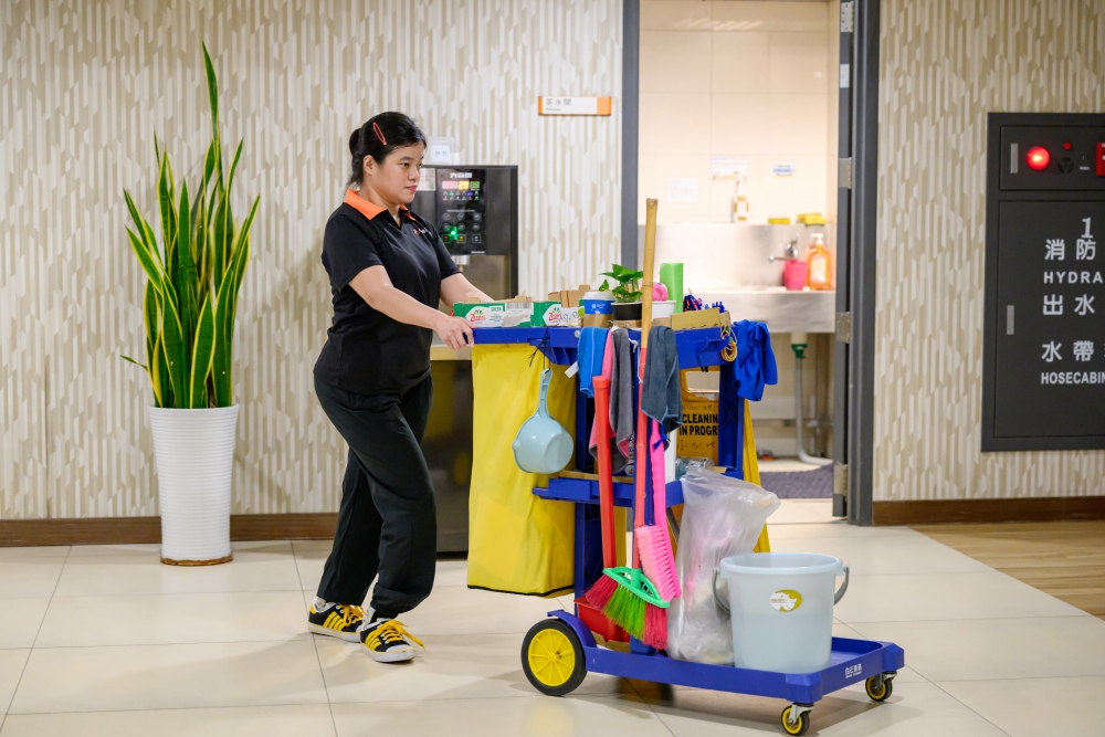 慢慢前行也能抵達遠方 王玥涵堅持的自立之路 5 02%E5%B7%A5%E4%BD%9C%E4%B8%AD%E7%9A%84%E7%8E%8B%E7%8E%A5%E6%B6%B5%E5%BE%9E%E6%9B%BE%E7%B6%93%E9%9C%80%E8%A6%81%E5%B9%AB%E5%8A%A9%E5%88%B0%E5%A6%82%E4%BB%8A%E8%83%BD%E5%B8%B6%E9%A0%98%E6%96%B0%E5%90%8C%E4%BA%8B%E5%AE%8C%E6%88%90%E4%BB%BB%E5%8B%99%E5%B1%95%E7%8F%BE%E5%87%BA%E7%A9%A9%E5%81%A5%E7%9A%84%E6%88%90%E9%95%B7%E6%AD%A5