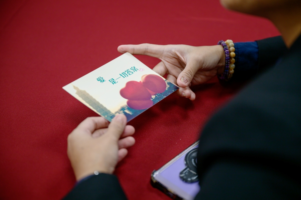 成為「黑暗對話」培訓師,王昭晴用感官重新定義「看見」 5 02%E7%8E%8B%E6%98%AD%E6%99%B4%E6%8C%89%E4%B8%8B%E4%B8%8A%E7%99%BE%E6%AC%A1%E5%BF%AB%E9%96%80%EF%BC%8C%E7%B5%82%E6%96%BC%E6%8B%8D%E5%87%BA%E5%A5%B9%E6%9C%80%E5%96%9C%E6%AD%A1%E7%9A%84%E4%B8%80%E5%BC%B5%E4%BD%9C%E5%93%81