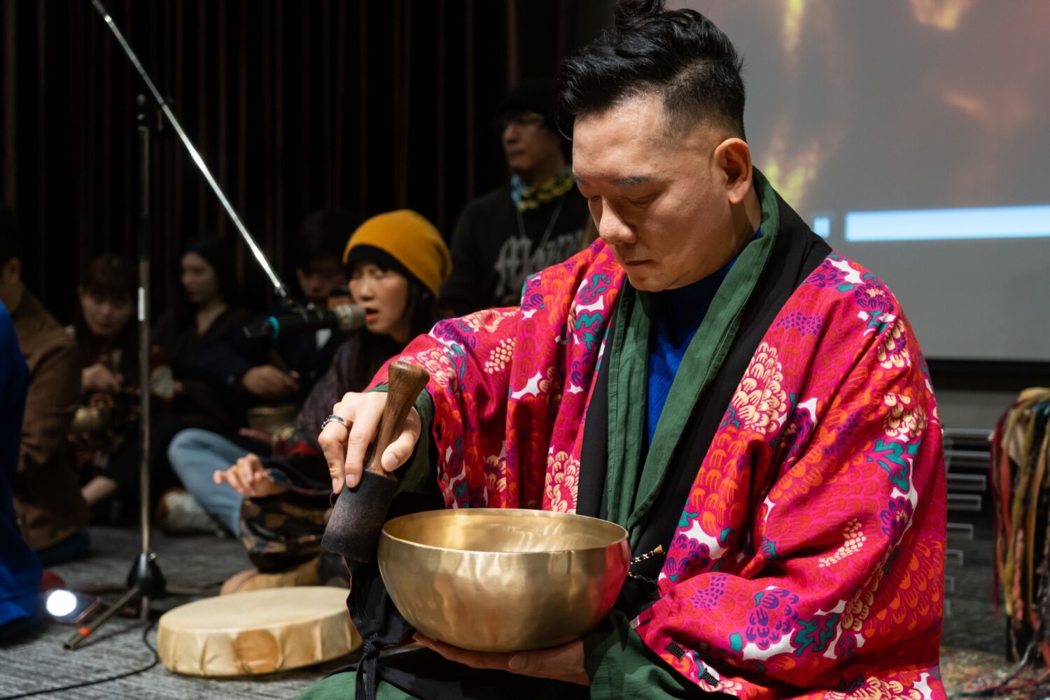 音樂人田定豐、朱衍舞新書登上暢銷榜 號召20多位群星金光閃閃同台挑戰金氏紀錄 在演出正式開始前的短短30分鐘,田定豐與朱衍舞老師才在後台進行了一場頌缽特訓。(圖/唱戲世界娛樂 提供)