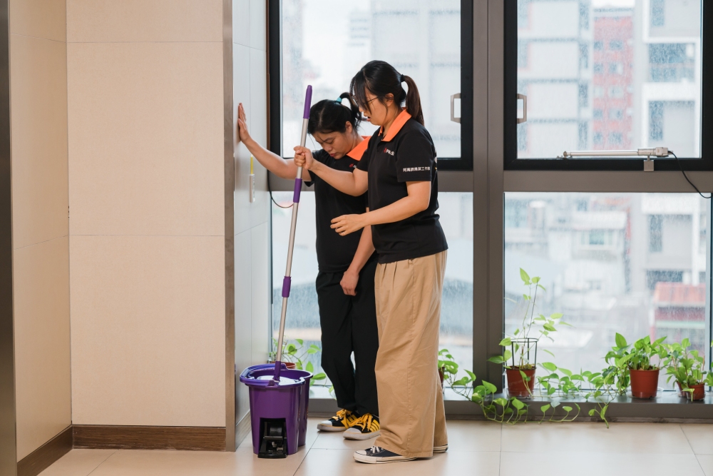 慢慢前行也能抵達遠方 王玥涵堅持的自立之路 6 03%E5%90%8C%E4%BA%8B%E5%92%8C%E5%B0%B1%E6%9C%8D%E5%93%A1%E7%9A%84%E9%99%AA%E4%BC%B4%E8%88%87%E9%BC%93%E5%8B%B5%E6%98%AF%E7%8E%8B%E7%8E%A5%E6%B6%B5%E6%8C%81%E7%BA%8C%E5%89%8D%E9%80%B2%E7%9A%84%E5%8B%95%E5%8A%9B