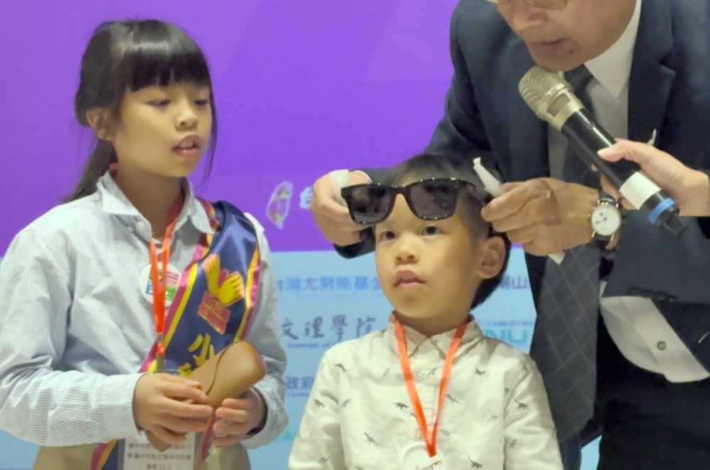 「小網紅大夢想」抽獎贈品竟然有「AI智慧眼鏡」,是否悄悄預告了教育的下一個轉折點 46 03%E3%80%8C%E5%B0%8F%E7%B6%B2%E7%B4%85%E5%A4%A7%E5%A4%A2%E6%83%B3%E3%80%8D%E6%8A%BD%E7%8D%8E%E8%B4%88%E5%93%81%E7%AB%9F%E7%84%B6%E6%9C%89%E3%80%8CAI%E6%99%BA%E6%85%A7%E7%9C%BC%E9%8F%A1%E3%80%8D